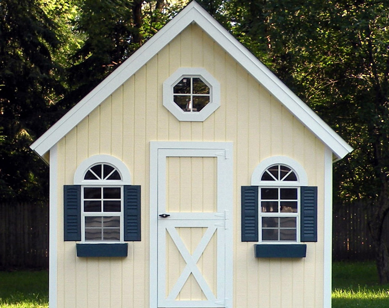 How to Choose the Best Style of Windows for Your Playhouse
